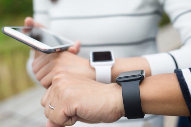 insanların smartwatches birlikte kullanılması ve cep telefonu için bağlanma