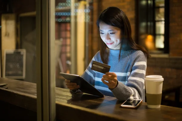 Frau mit Kreditkarte und Tablet — Stockfoto