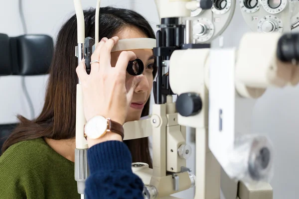 Vrouw doet oogtest in optische kliniek — Stockfoto