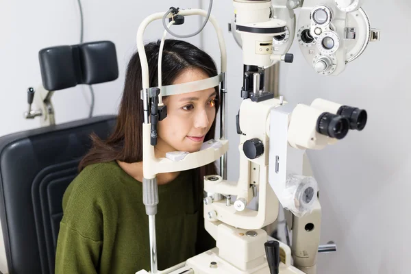 Woman doing eye test in optical clinic — Stock Photo, Image
