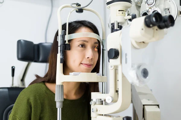 Kvinnan gör synundersökning i optiska klinik — Stockfoto