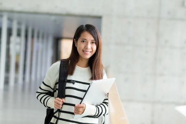 Aziatische student in campus gebouw — Stockfoto