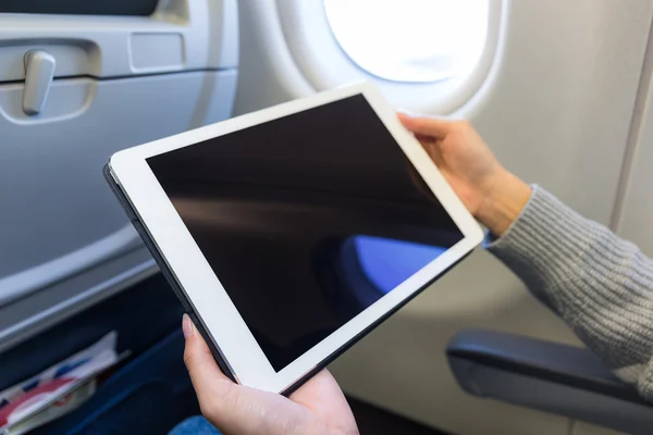 Mujer usando tableta en avión —  Fotos de Stock