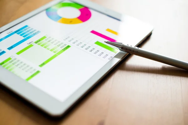 비즈니스 차트 화면에 디지털 태블릿 — 스톡 사진