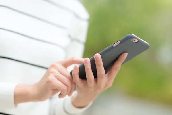 Vrouw verzenden bericht op mobiel — Stockfoto