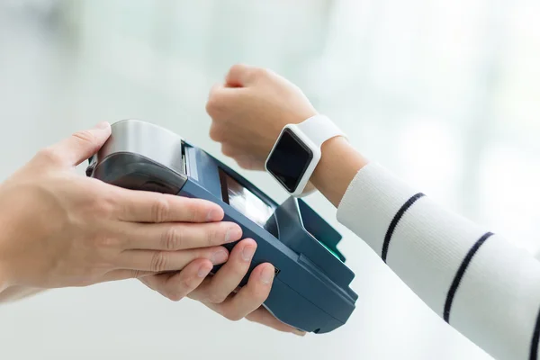 Mujer pagando la cuenta con un reloj inteligente —  Fotos de Stock