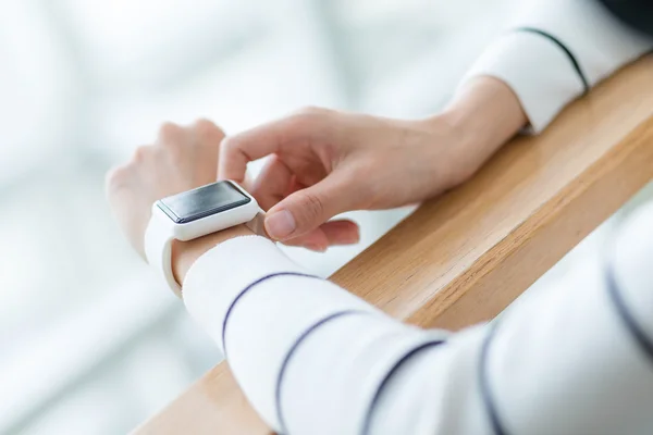 Frau benutzt intelligente Uhr — Stockfoto