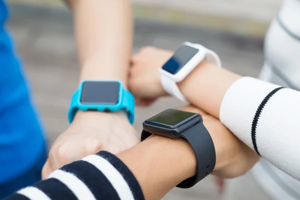 Grupo de pessoas usando smartwatch — Fotografia de Stock