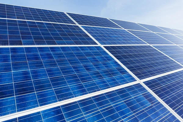 Сучасні панелей сонячних батарей — стокове фото