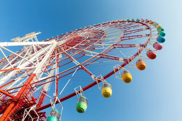 Grande roue ferris dans le parc d'attractions — Photo