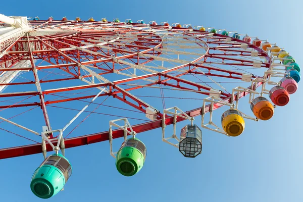 Grande roue ferris dans le parc d'attractions — Photo