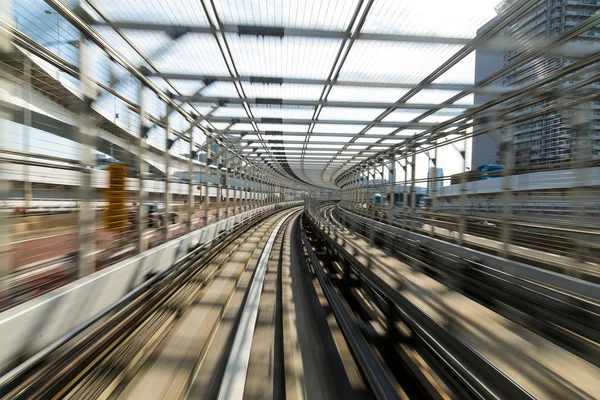 Treno che attraversa il tunnel — Foto Stock