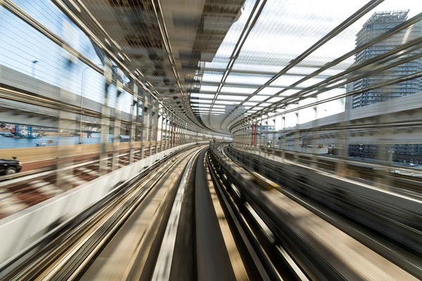 Monorotaia che passa attraverso il tunnel — Foto Stock