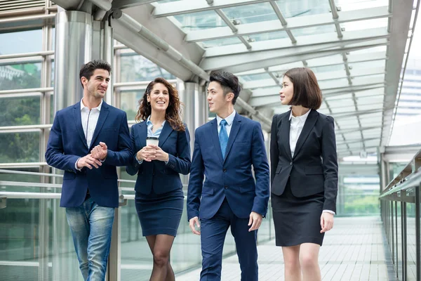 Mensen uit het bedrijfsleven lopen op brug — Stockfoto