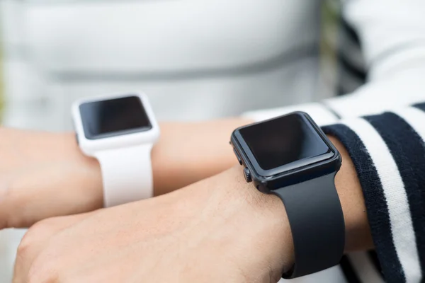 Paar trägt gemeinsam Smartwatch — Stockfoto