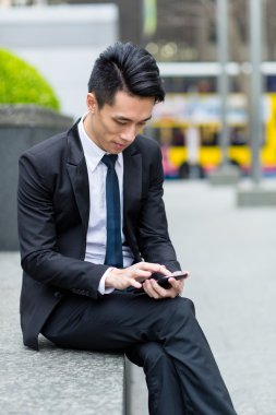 İş takım elbiseli genç Asyalı işadamı