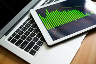 İş çizelgeleri bir ekran ile dijital tablet