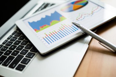 İş çizelgeleri bir ekran ile dijital tablet