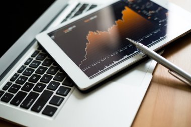 İş çizelgeleri bir ekran ile dijital tablet