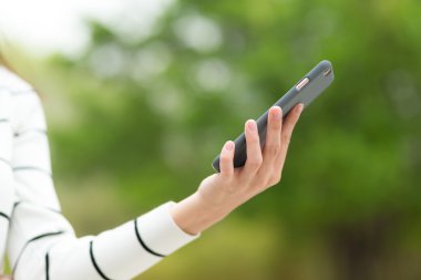 park adlı cep telefonu kullanan kadın