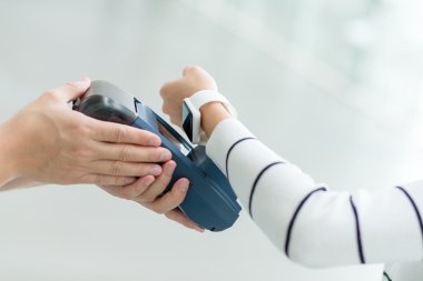 Kadın akıllı watch tarafından fatura ödeme 