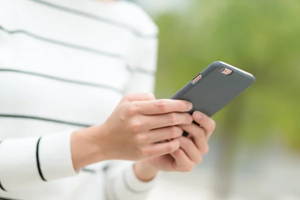 Donna che utilizza il telefono cellulare in outdor park — Foto Stock