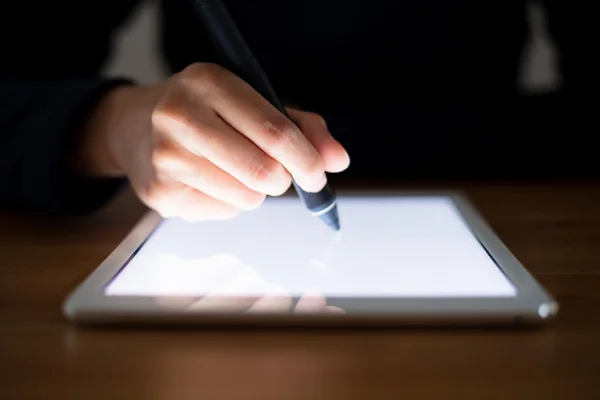 Vrouw die op tablet tekenen met pen — Stockfoto