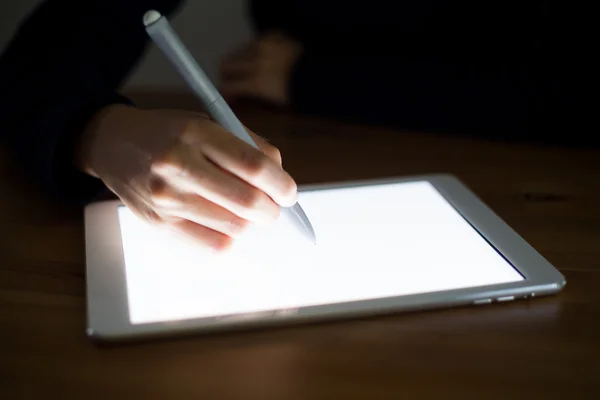 Frau zeichnet mit Stift auf Tablet — Stockfoto