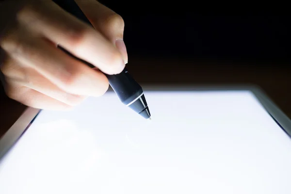 Frau zeichnet mit Stift auf Tablet — Stockfoto