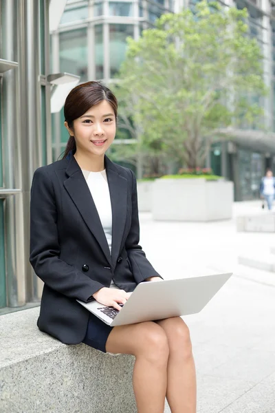 Young asian businesswoman in business suit — Stock Photo, Image