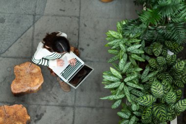 Dizüstü bilgisayar kullanan kadın