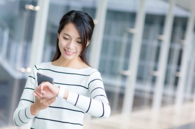 Kadın cep telefonu akıllı dikkat ile bağlanma