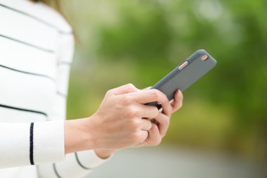 park adlı cep telefonu kullanan kadın