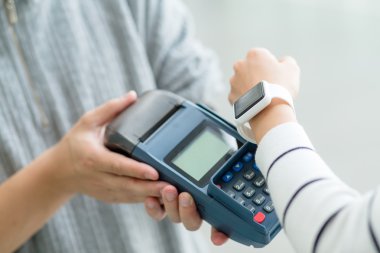 Kadın akıllı watch tarafından fatura ödeme 