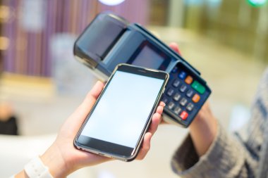 Fatura ödeme için cep telefonu kullanan kadın