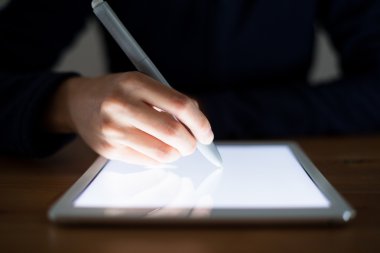 Kadın bir şey tablet PC'de yazma