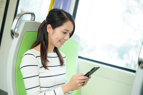 Žena pomocí smartphone uvnitř vlaku — Stock fotografie