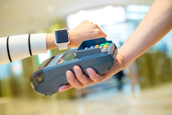 Woman paying the bill by smart watch — Stock Photo, Image