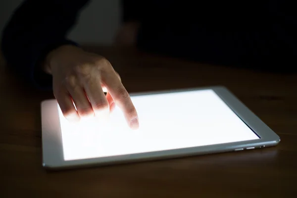 Frau berührt Bildschirm des digitalen Tablets — Stockfoto