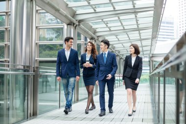 Köprüde yürüyüş iş adamları