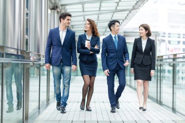 Köprüde yürüyüş iş adamları