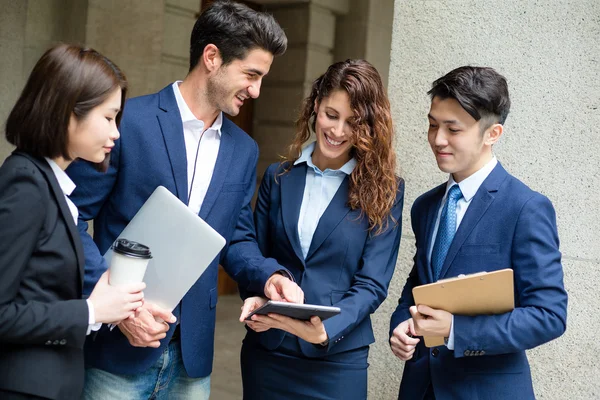 Affärsmän som diskuterar avtal — Stockfoto