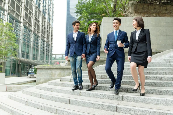 Gente de negocios caminando por la escalera —  Fotos de Stock