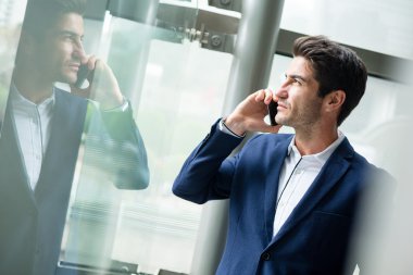 yakışıklı işadamı cep telefonunuzun konuşma