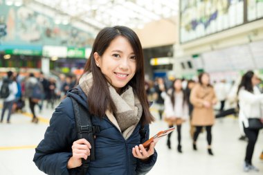 Kadın ile cellphone içinde tren istasyonu