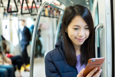 tren içinde cep telefonu kullanan kadın