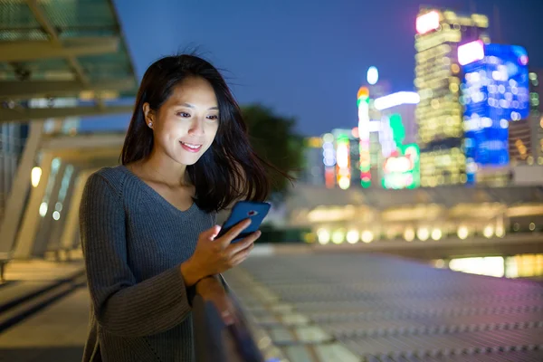 Mulher asiática usando celular — Fotografia de Stock