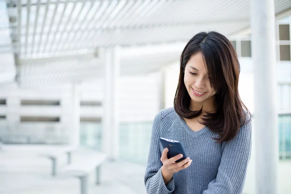 在室外使用手机的女人 — 图库照片