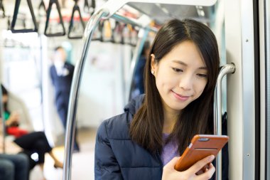 tren içinde cep telefonu kullanan kadın