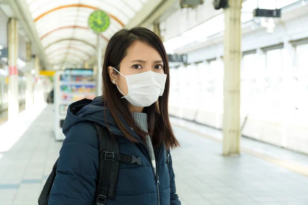 Mujer con mascarilla en la estación de tren — Foto de Stock